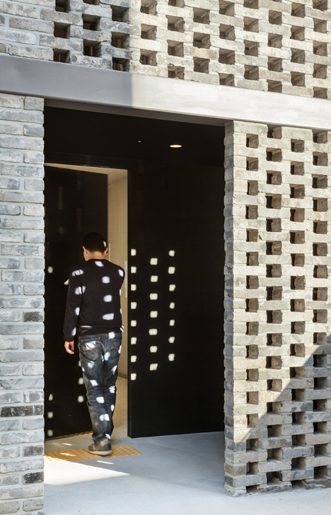 dezeen_Beyond-the-Screen-by-OBBA_5