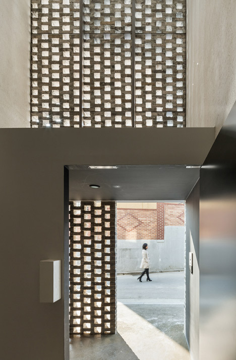 dezeen_Beyond-the-Screen-by-OBBA_7