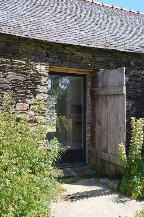 Old-barn-convertion-artist-studio-Brittany-Modal-Architecture_dezeen_468_25