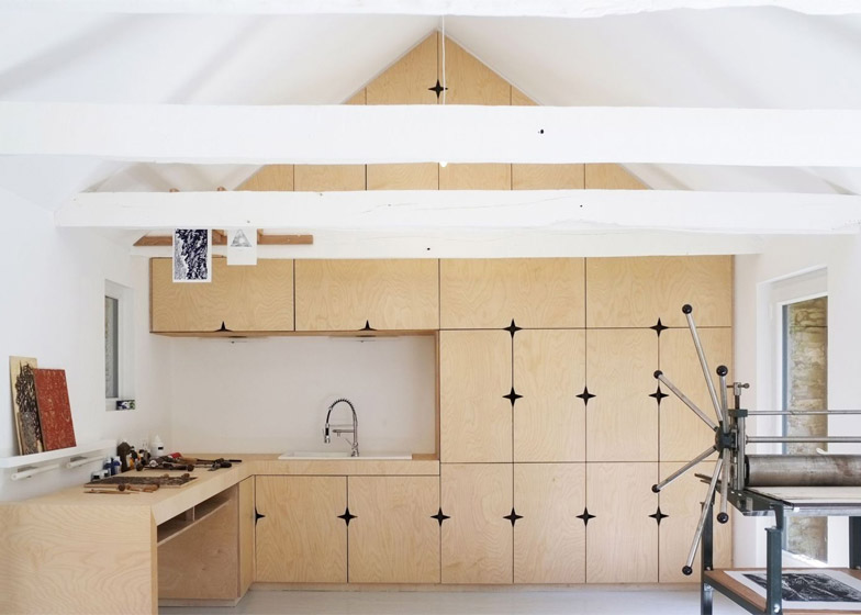 Old-barn-convertion-artist-studio-Brittany-Modal-Architecture_dezeen_784_10