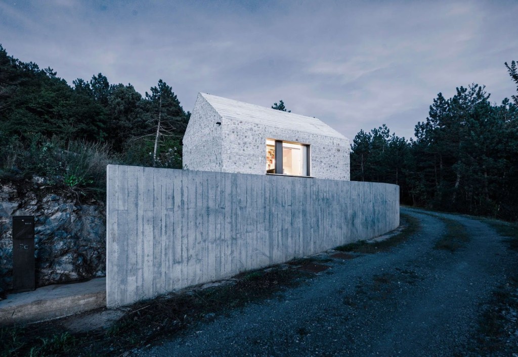 DEKLEVA GREGORIC ARHITEKTI | Compact karst&nbsp;house