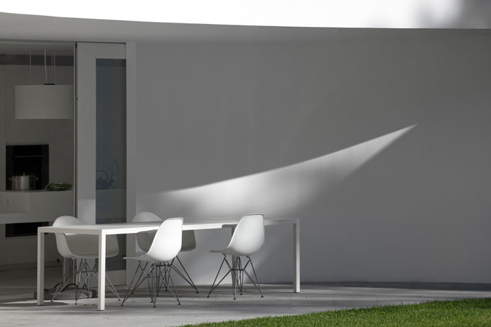 House-in-Aroeira-Portugal-by-Aires-Mateus-photo-Fernando-Guerra-yatzer-10