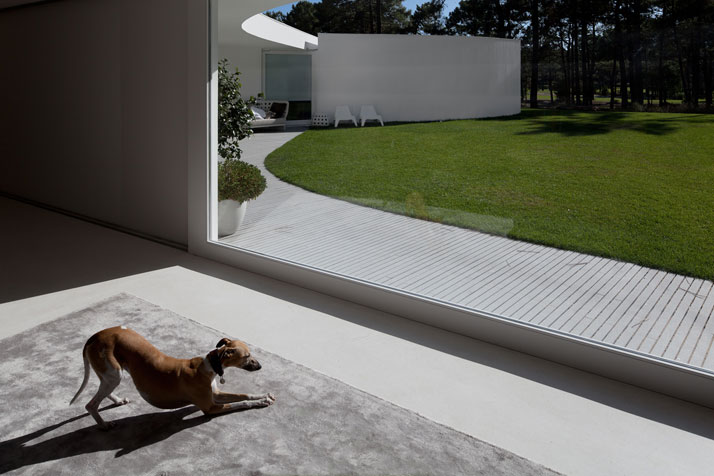House-in-Aroeira-Portugal-by-Aires-Mateus-photo-Fernando-Guerra-yatzer-11