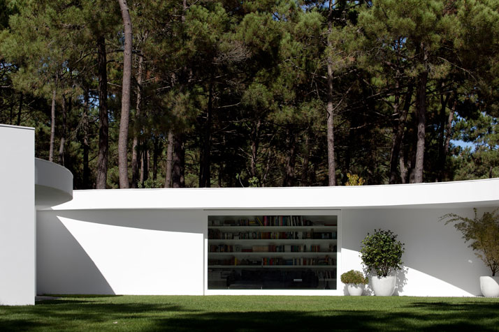 House-in-Aroeira-Portugal-by-Aires-Mateus-photo-Fernando-Guerra-yatzer-12