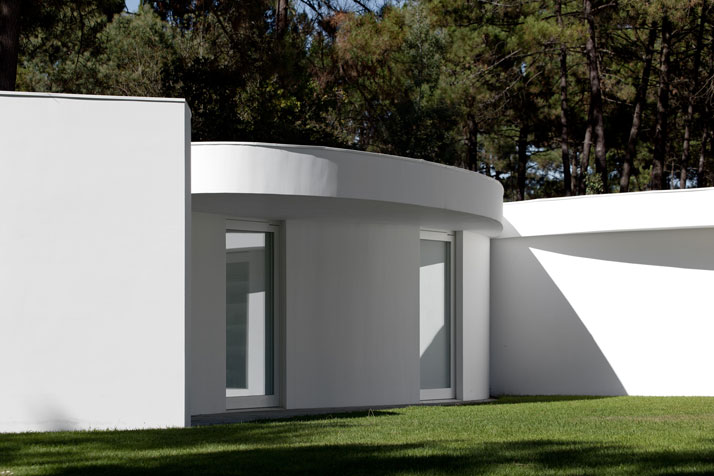 House-in-Aroeira-Portugal-by-Aires-Mateus-photo-Fernando-Guerra-yatzer-13