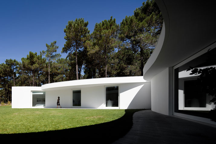 House-in-Aroeira-Portugal-by-Aires-Mateus-photo-Fernando-Guerra-yatzer-14