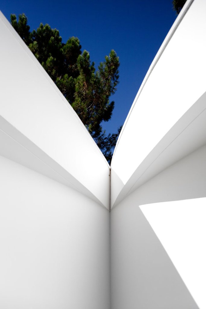 House-in-Aroeira-Portugal-by-Aires-Mateus-photo-Fernando-Guerra-yatzer-17