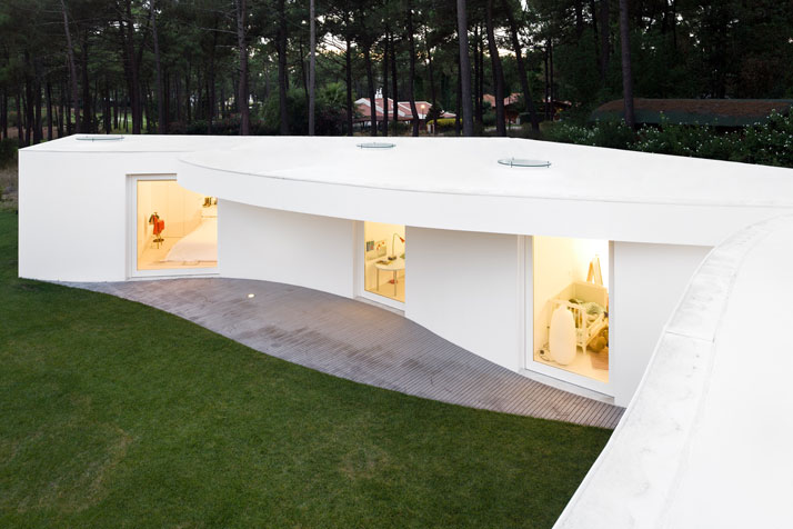 House-in-Aroeira-Portugal-by-Aires-Mateus-photo-Fernando-Guerra-yatzer-19