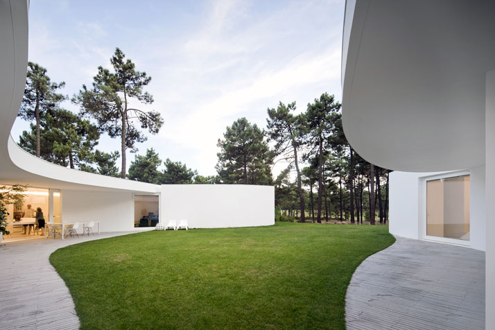 House-in-Aroeira-Portugal-by-Aires-Mateus-photo-Fernando-Guerra-yatzer-20