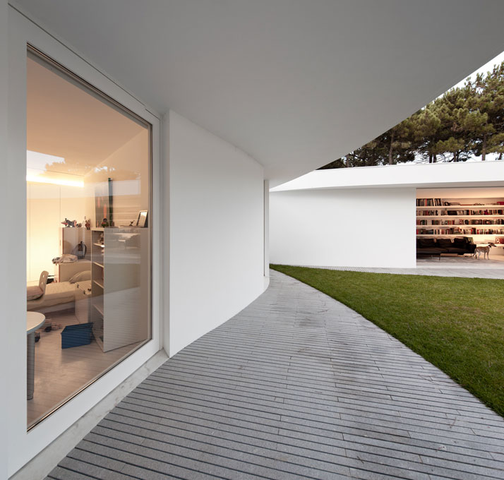 House-in-Aroeira-Portugal-by-Aires-Mateus-photo-Fernando-Guerra-yatzer-21