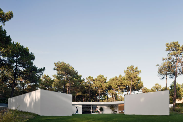 House-in-Aroeira-Portugal-by-Aires-Mateus-photo-Fernando-Guerra-yatzer-23
