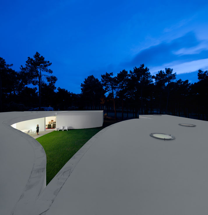 House-in-Aroeira-Portugal-by-Aires-Mateus-photo-Fernando-Guerra-yatzer-5