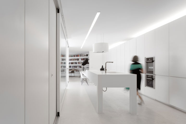 House-in-Aroeira-Portugal-by-Aires-Mateus-photo-Fernando-Guerra-yatzer-8