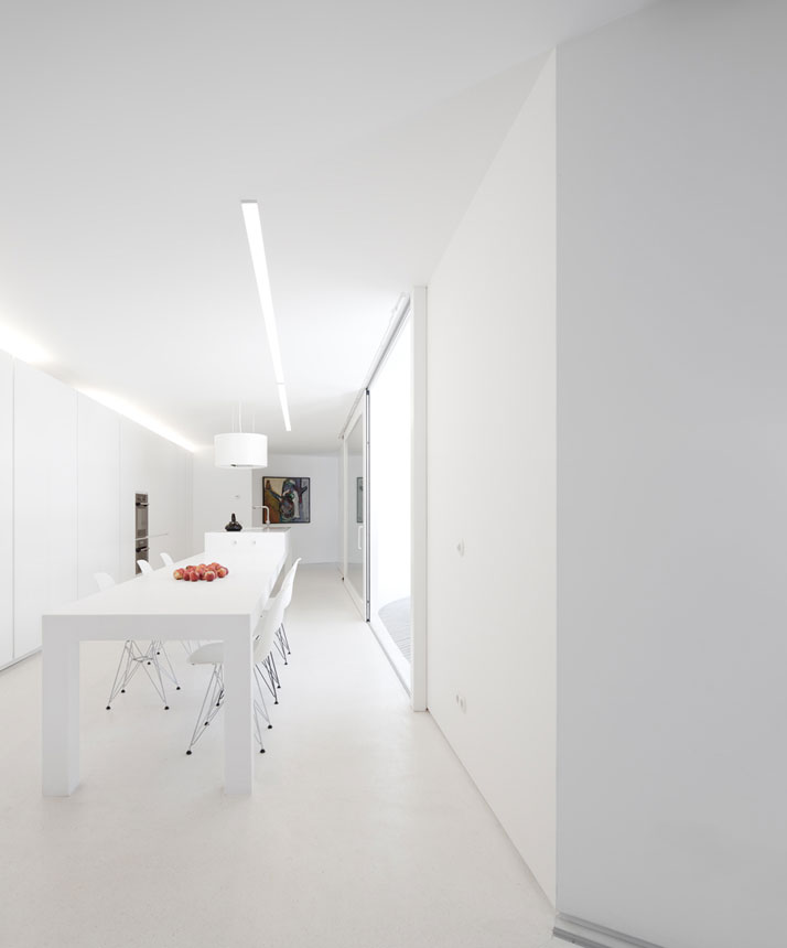 House-in-Aroeira-Portugal-by-Aires-Mateus-photo-Fernando-Guerra-yatzer-9