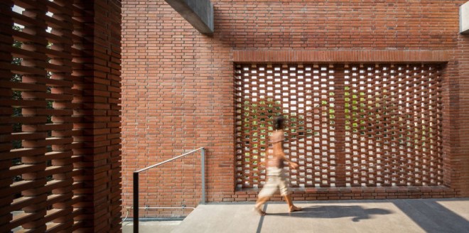 551b2a94e58ecec2ea00002f_ngamwongwan-house-junsekino-architect-and-design_untitled_panorama41-1000x497
