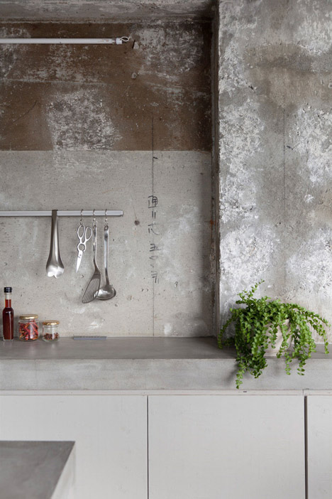 Bare-concrete-apartment-by-Airhouse-Design-Office-presents-its-own-fashion-exhibitions_dezeen_3