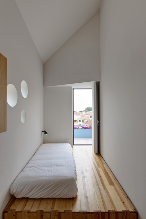 Flower-House-by-Ezzo-architects_dezeen_12